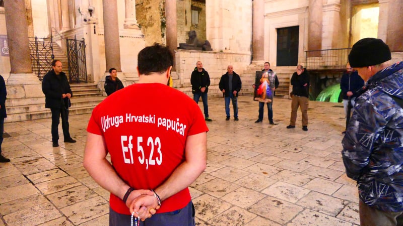 Mužjaci na koljenima…i druge&nbsp;gluposti